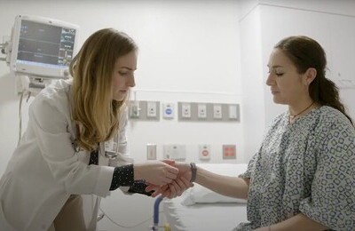 Кодирование Аквилонг в Светлограде Врач держит пациентку за руку